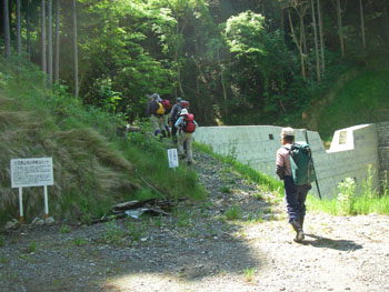 砂防堤から登山口