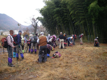 広場で身ごしらえ